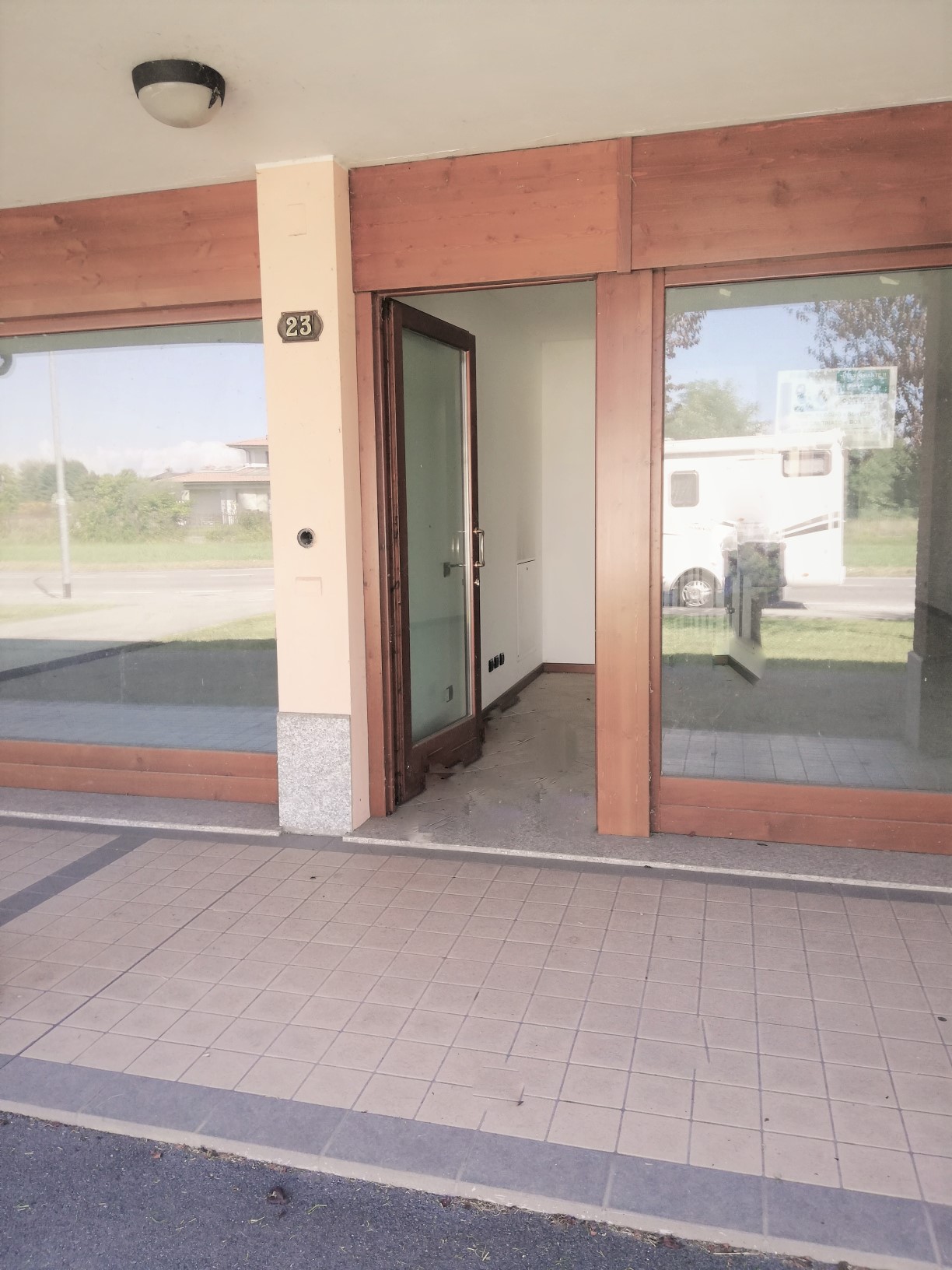 vetrine ingresso strada.